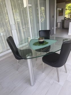 Mesa de patio con 3 sillas. Outdoor patio table with chairs (3)