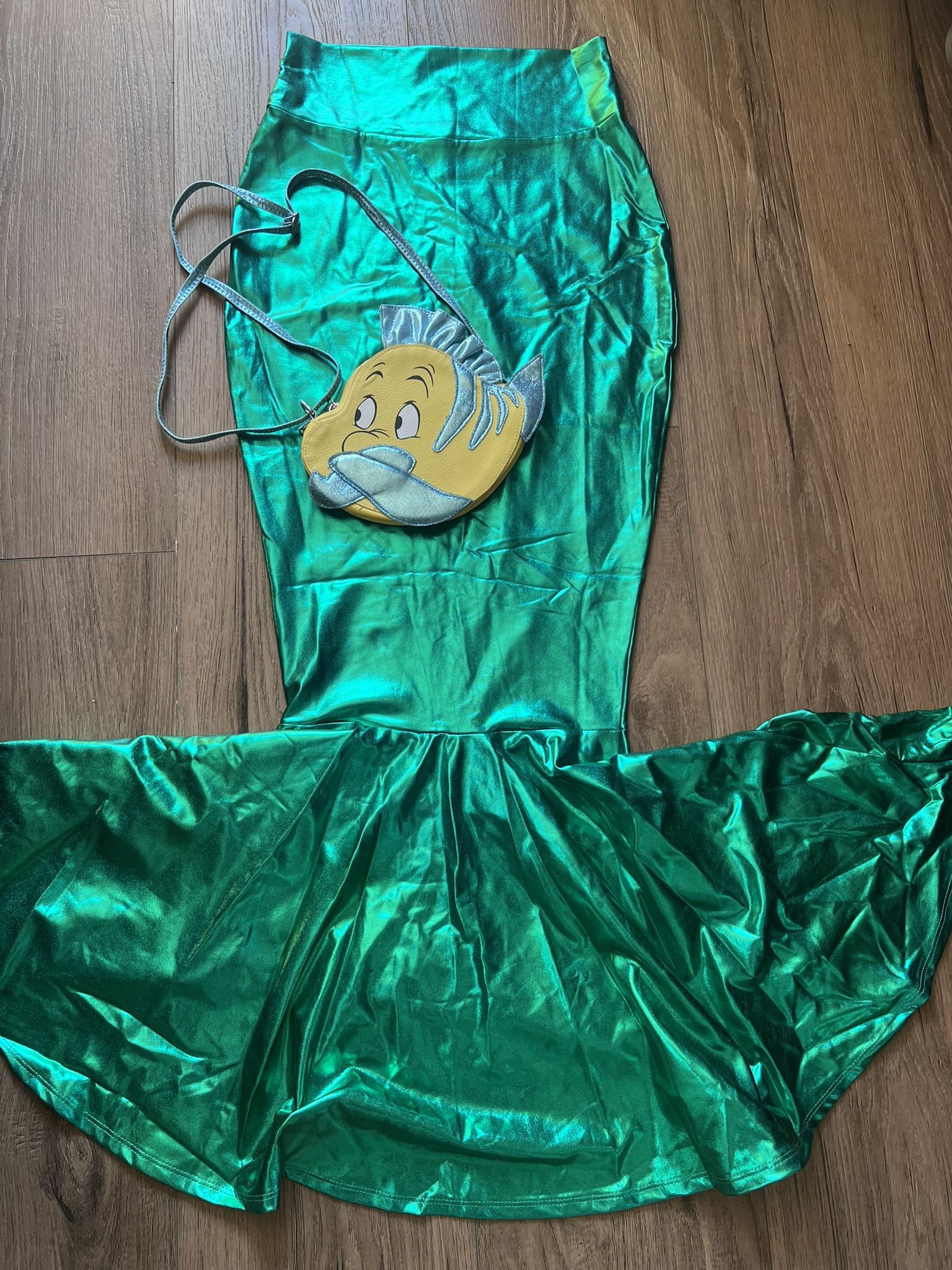 Halloween Costume Mermaid 🧜‍♀️ Green Shiny Skirt High Waisted Size Is MEDIUM. Price Is For SKIRT ONLY. 