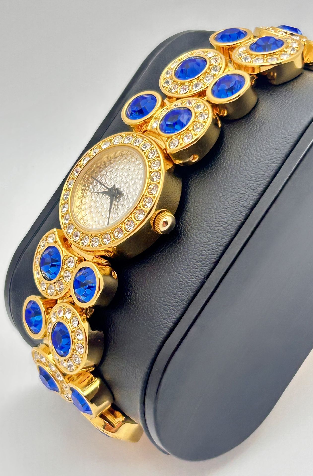 Suzanne Somers watch gold tone, 22mm size case, 7in size wrist bracelet. Vintage Suzanne Somers Rhinestone Watch gold tone, 22mm size  main image 4