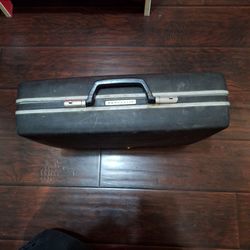 Vintage Samsonite Black Hard Shell Briefcase Attaché Case 17x13x5
Vintage Samsonite hard shell briefcase / attaché case.
Measures approximately 17"