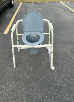Portable toilet commode