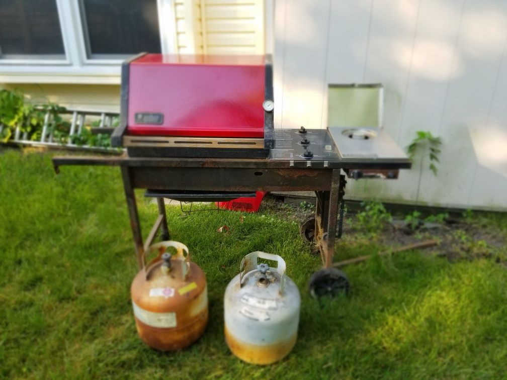 Weber GENESIS Grill with 2 tanks Propane