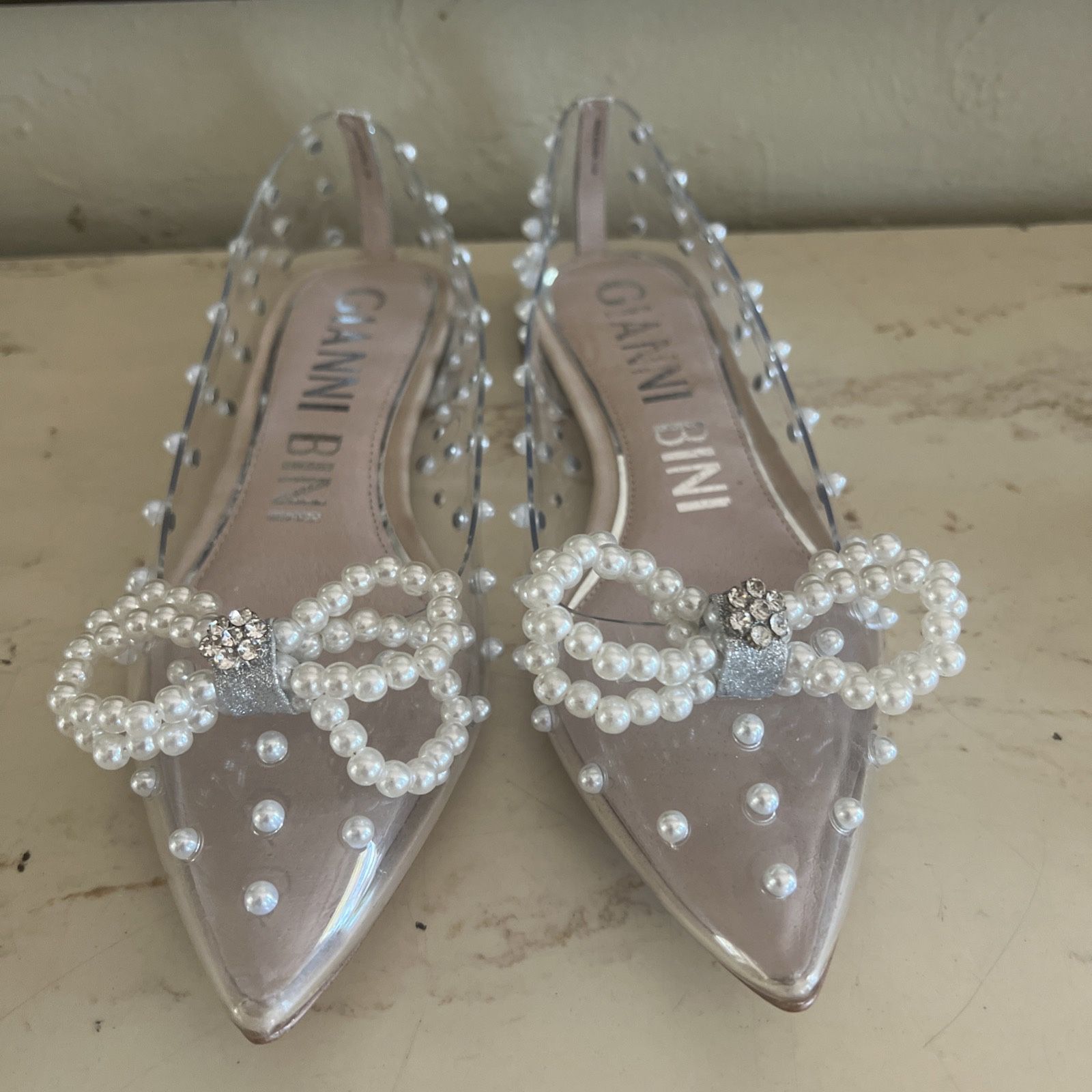 Gianni Bini Braxten Two Clear Pearl Bow Size 7.5 M