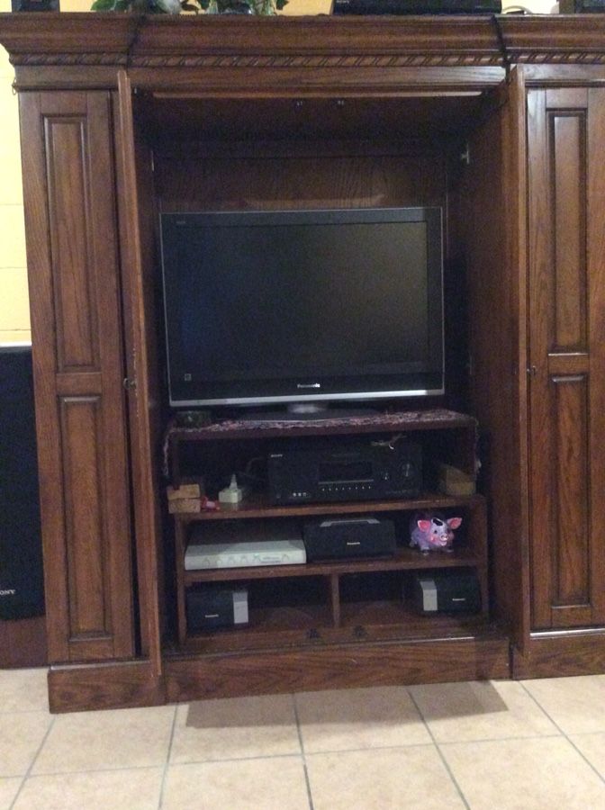 Entertainment center oak wood , good condition😎😎