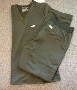 NWT Women’s Figs Scrub Set - Green top with multiple pockets & straight bottoms