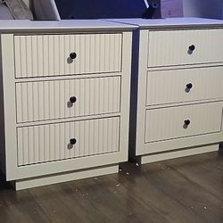 26"tall  Nightstand Set of 2 with Charging Station, Wood Fluted Nightstand with Large Drawers, Modern White Bedroom Night Stand, Bedside Table for Bed