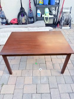 Selling a wooden coffee table, 45 x 30 x 24.5.