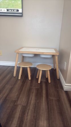 Kids working table with 2 stools