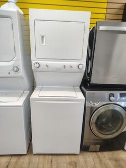 Frigidaire 220v eléctric stackable washer dryer súper capacity In Excellent Working Condition