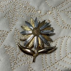 vintage gold tone and silver daisy brooch