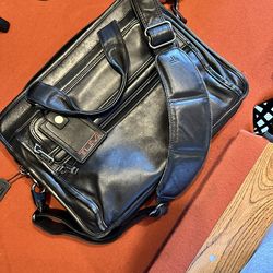 Tumi Alpha 1 Leather Briefcase/Messenger laptop Black 8/10