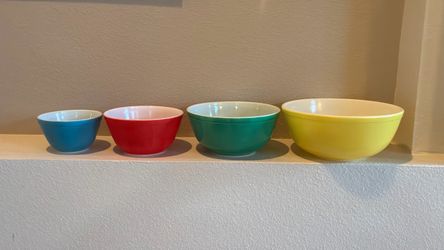 Vintage Pyrex stacking bowls