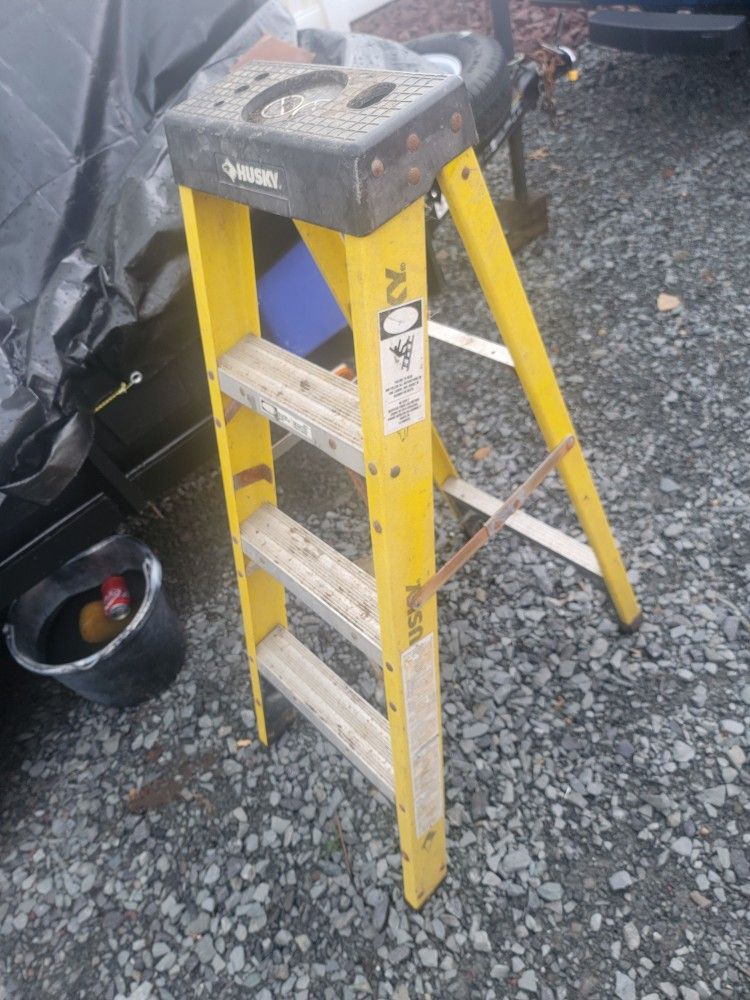 Husky 4ft Fiberglass Ladder
