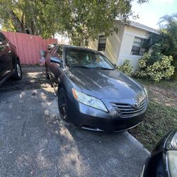 2007 Toyota Camry (won’t start - needs new motor)