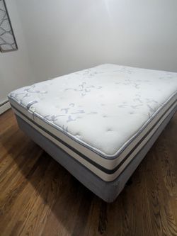 Beautyrest Recharge Queen Mattress, Box Spring & Bed Frame – Excellent Condition