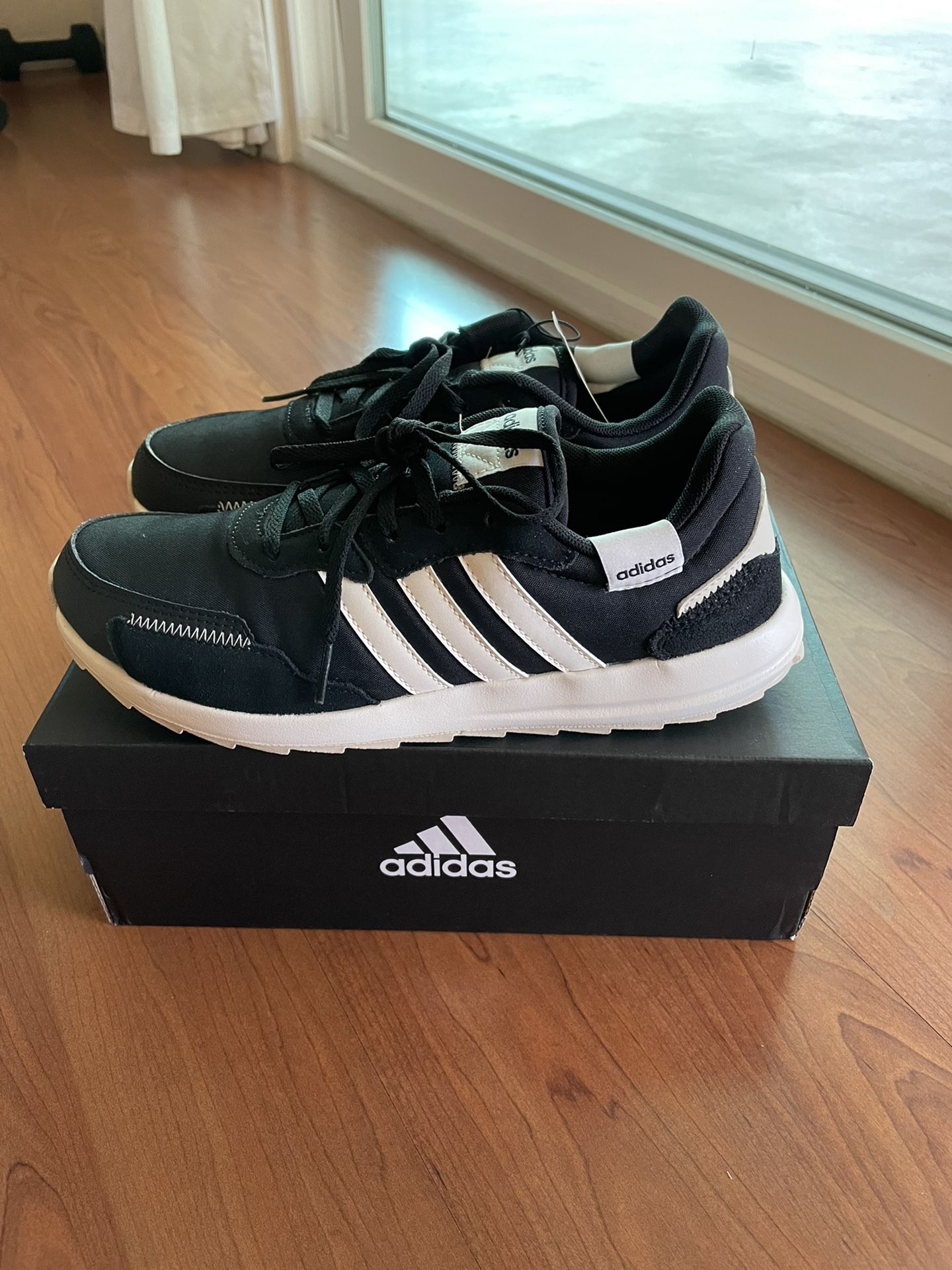 Adidas women’s Retrorun Running Shoes Size 7.5 New with Tag