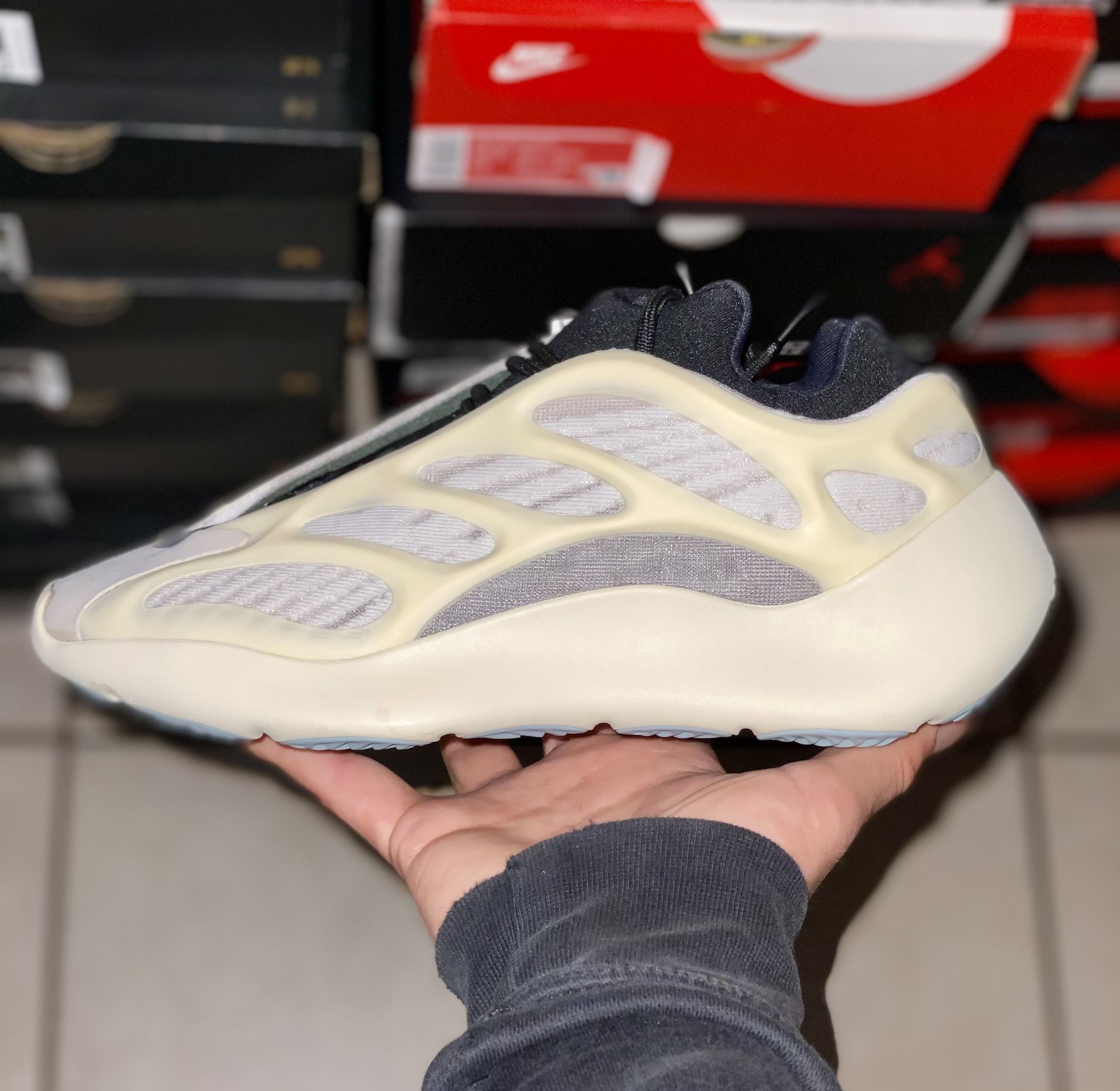 YEEZY 700 V3 “AZAEL” Sz 6