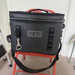 Yeti Flip 18 Soft Cooler (charcoal)