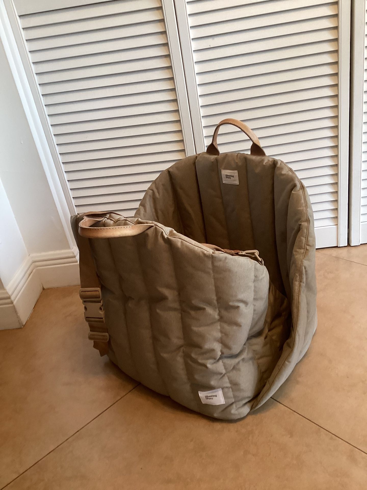 Hunting Pony. Comfortable and Safe Dog Car Seat for Small and Medium Dogs - Multi-functional Travel Bed, Removable and Washable Cushion