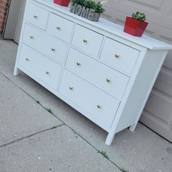 MODERN OVERSIZE IKEA DRESSER IN WHITE COLOR AND GOLDEN HARDWARE 64X20X38 LIKE NEW