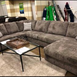 Hoylake Chocolate 3-Piece Right-Arm Facing Sectional With Chaise
Ashley Furniture$10 Down Payment And Financing Available