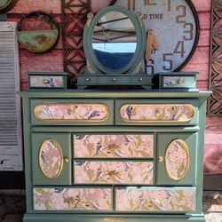 Lite Green Dresser W/Mirror 