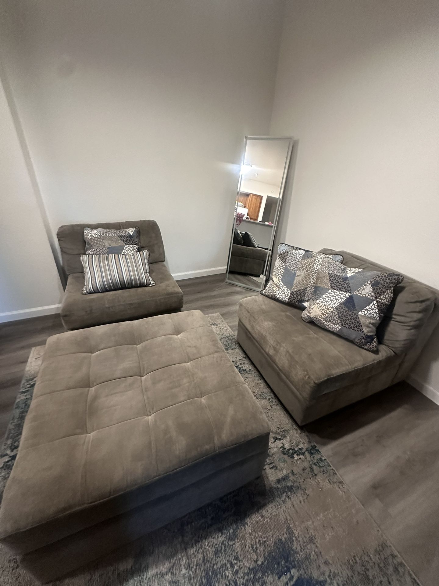 Beautiful Couch (2 One Seater + Table)