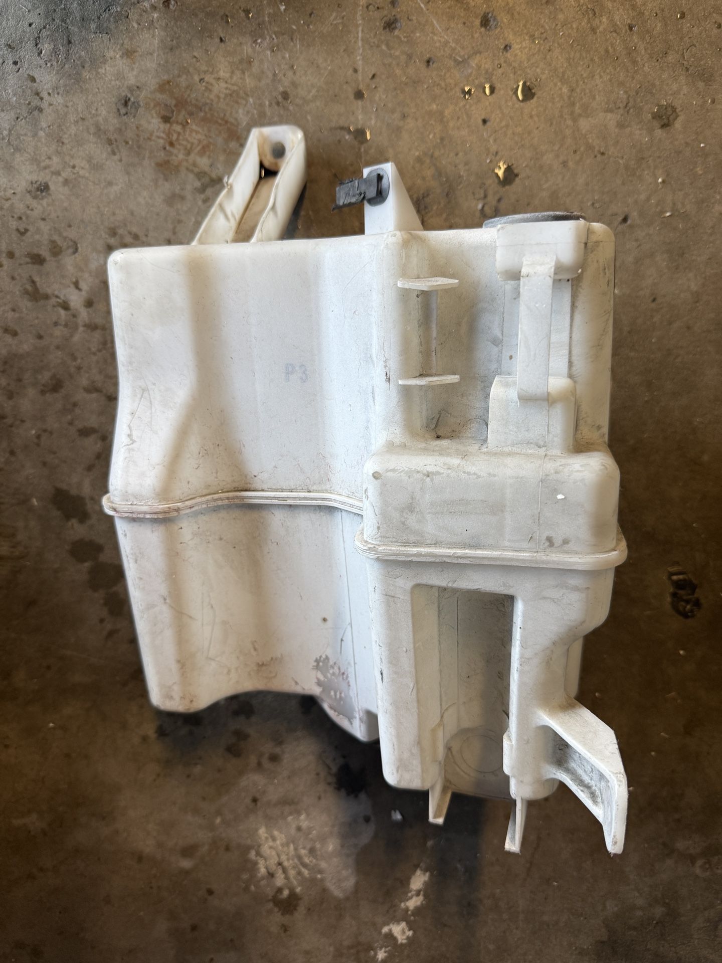 2010 to 2015 toyota prius windshield wiper fluid bottle