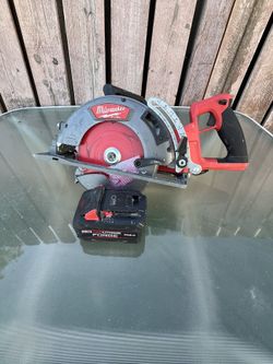 Milwaukee M18 Fuel Rear Handle 7-1/4” Circular Saw w/ 8.0Ah Battery/ Good Working Condition 