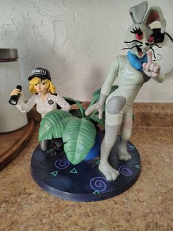 Vanny & Vanessa Statue