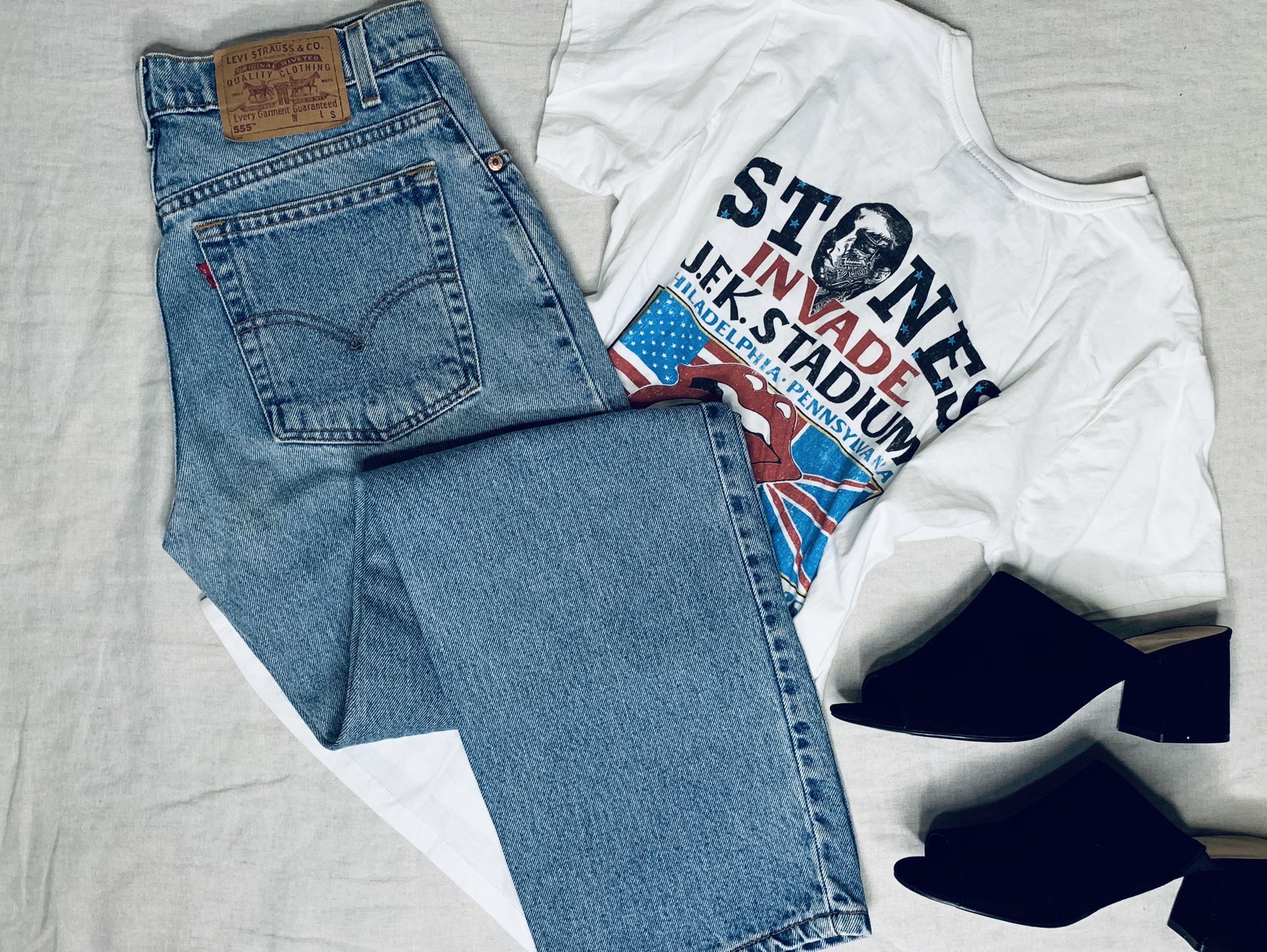 Vintage 555 light wash Denim Levi jeans. Please note these items are vintage and gently worn may have some distressed or stains . Measurements are ap