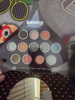 Kiss eye shadow