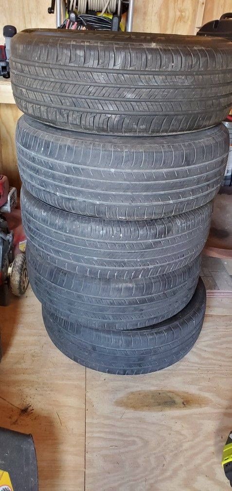 5 Used Tires 235 60 R18  Hankook