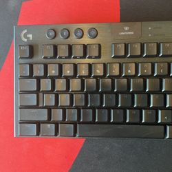Logitech LIGHTSPEED keyboard 