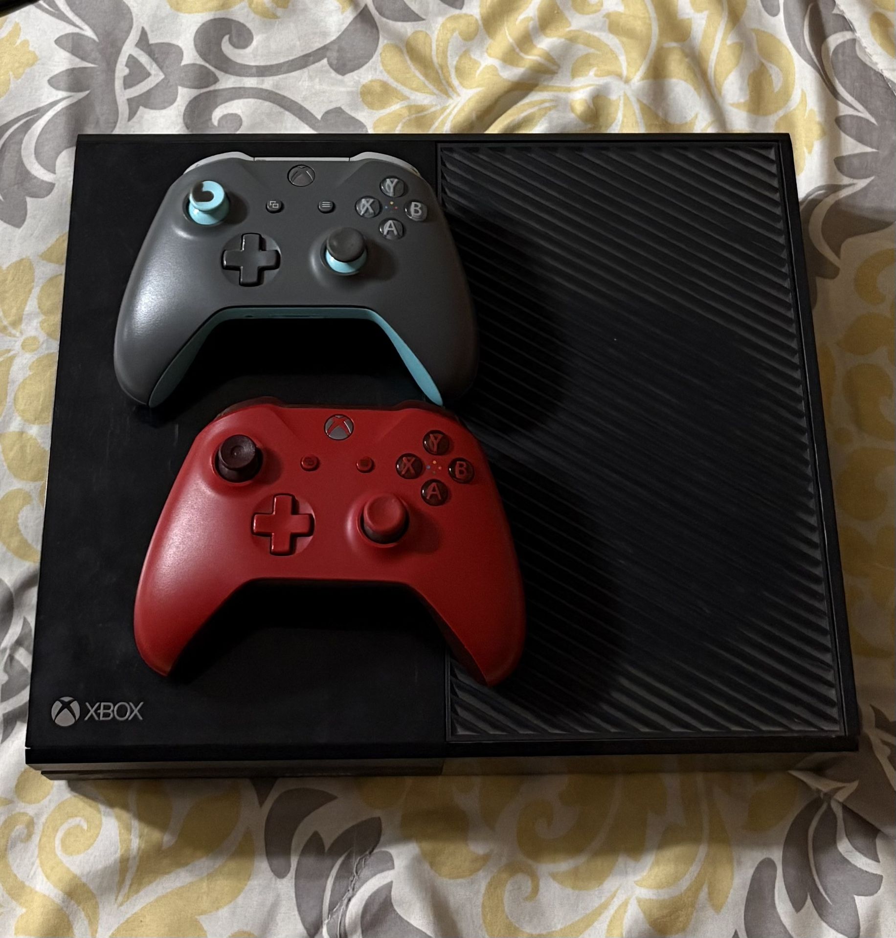 XBOX ONE CONSOLE W/2 CONTROLLERS