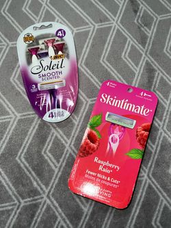 NEW ✨ Two Packs Of Razors $5