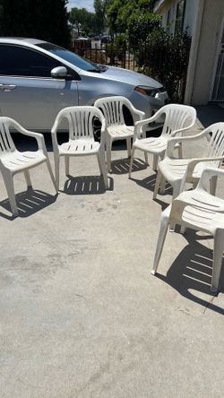 Plastic chairs 6