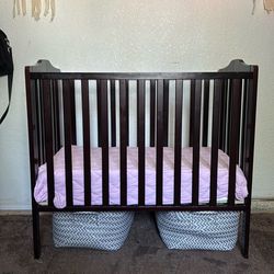 Foldable mini crib