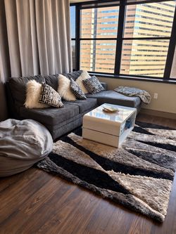 Complete Living Room Set – Sectional + Coffee Table + Rug + Pillows / Juego de sala completo – Sofá + Mesa + Alfombra + Cojines