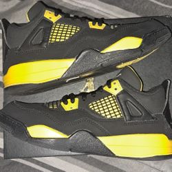Jordan 4 Thunder size 2y