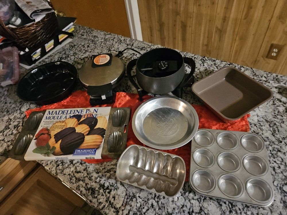 Great Deal All This For 20$ Electric Griddle and Pans, Waffle Iron N More