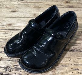 BOC Born Concepts Women's Size 7.5 Black Patent Leather Peggy Clogs