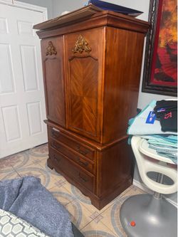 TV stant o wardrobe