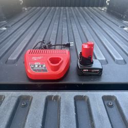Milwaukee M12 12V Lithium-Ion 4.0 Ah Battery w/Charger
