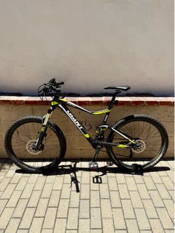 GIANT STANCE MOUNTAIN BIKE