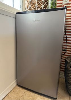 Like new Midea mini fridge - 3.3 cu ft