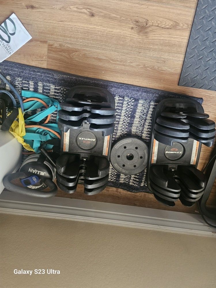 Bowflex Adjutabe Dumb Bells.and Free Weights