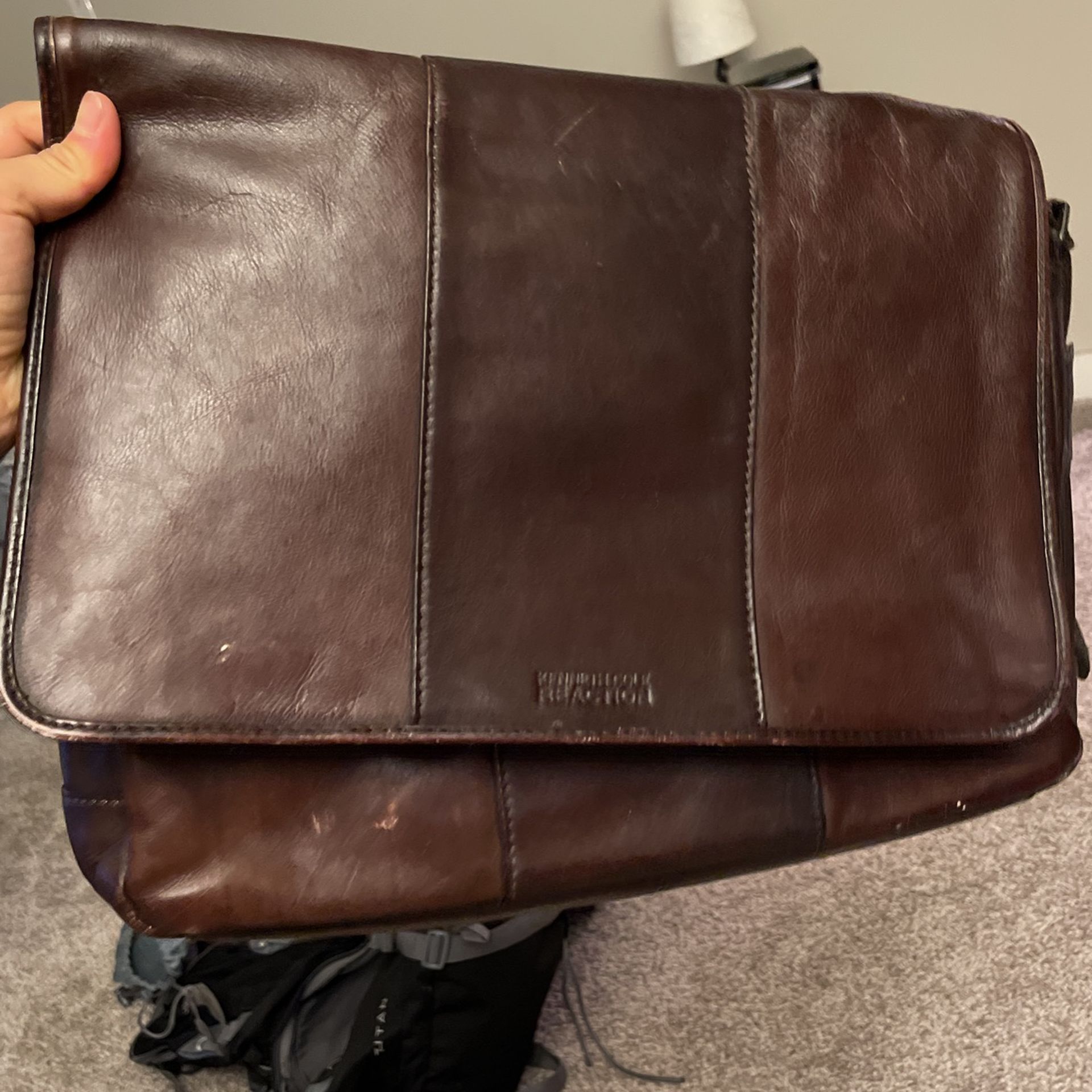 Kenneth Cole Leather Messenger Bag 