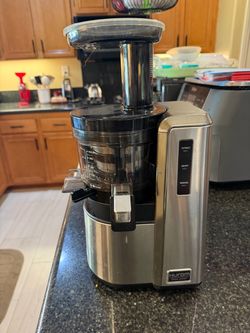 Slow juicer