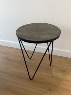 Modern Round Side Table with Hairpin Legs